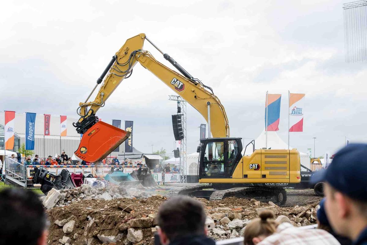 In der zentral gelegenen Anbaugeräte-Arena der RATL 2023 zeigten Trägergeräte und Anbauwerkzeuge, was sie draufhaben. | Foto: Messe Karlsruhe