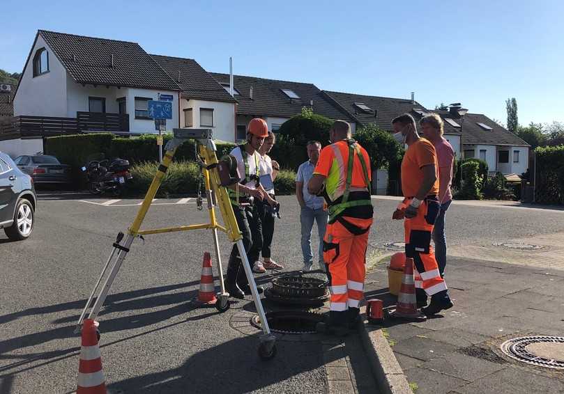 Abb. 6: Installation der Sensorik beim Wirtschaftsbetrieb Hagen WBH AöR | Foto: Kanal-Netz GmbH Abb. 6: Installation der Sensorik beim Wirtschaftsbetrieb Hagen WBH AöR | Foto: Kanal-Netz GmbH