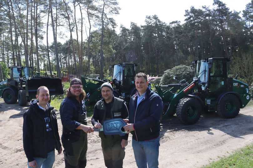 André Windt und Christian Schröder (Zweiter von links und Zweiter von rechts) mit Eiko Pöhlsen (links) und Michael Otto (rechts), Zeppelin Niederlassung Hamburg. | Foto: Zeppelin André Windt und Christian Schröder (Zweiter von links und Zweiter von rechts) mit Eiko Pöhlsen (links) und Michael Otto (rechts), Zeppelin Niederlassung Hamburg. | Foto: Zeppelin