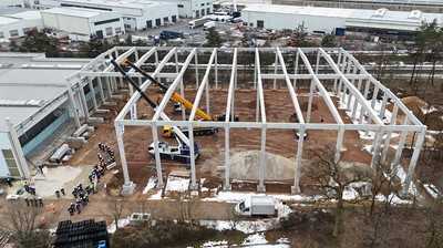 Richtfest in Lauf: Tadano baut neues Ersatzteilzentrum