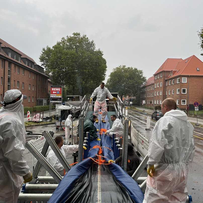 Für den Einzug wurde der Liner auf ein minimales Maß zusammengefaltet. | Foto: Entsorgungsbetriebe Lübeck