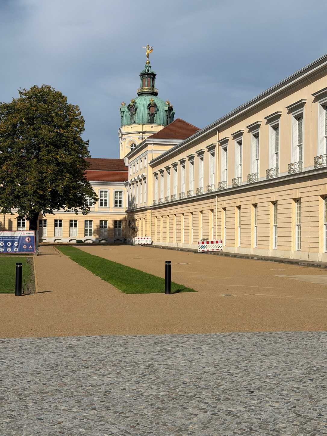 Pflasterbau Berlin: Wassergebundene Wegedecke im Schlosspark
