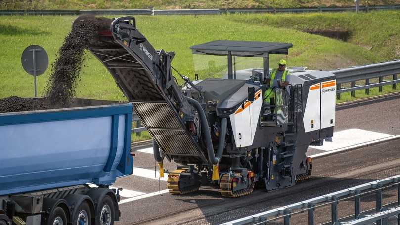 Mit Fräsbreiten zwischen zwei und 2,5 Meter ist die neue Großfräse W 210 XF prädestiniert für Asphaltdeckschichtsanierungen, den Komplettausbau. | Foto: Wirtgen Group Mit Fräsbreiten zwischen zwei und 2,5 Meter ist die neue Großfräse W 210 XF prädestiniert für Asphaltdeckschichtsanierungen, den Komplettausbau. | Foto: Wirtgen Group