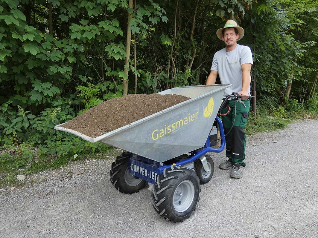 Laut SVLFG können Mini-Dumper und E-Schubkarren beim Schieben und Ziehen helfen Laut SVLFG können Mini-Dumper und E-Schubkarren beim Schieben und Ziehen helfen