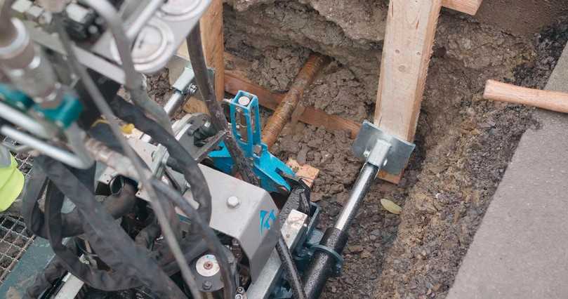 Verlegung eines Glasfaser-Hausanschlusses unter einem Vorgarten mit einem steuerbaren Mini-HDD-Gerät vom Typ Grundopit PS40, mit dem aus einer sehr kleinen Startgrube flach gebohrt werden kann | Foto: Tracto-Technik Verlegung eines Glasfaser-Hausanschlusses unter einem Vorgarten mit einem steuerbaren Mini-HDD-Gerät vom Typ Grundopit PS40, mit dem aus einer sehr kleinen Startgrube flach gebohrt werden kann | Foto: Tracto-Technik