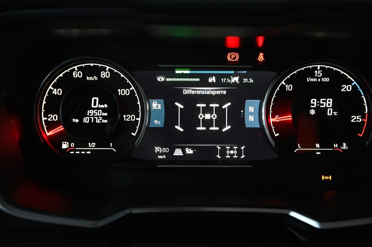 Im Display des Scania G 410 ist der Eingriff der Längssperre sichtbar. | Foto: Quatex