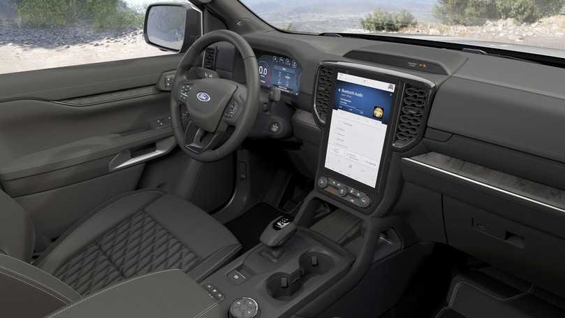 Dunkle Ahornholz-Applikationen setzen das luxuriöse Design im Interieur des Pick-ups fort. Die Ledersitze weisen dezente Kontrastnähte auf. | Foto: Ford Dunkle Ahornholz-Applikationen setzen das luxuriöse Design im Interieur des Pick-ups fort. Die Ledersitze weisen dezente Kontrastnähte auf. | Foto: Ford