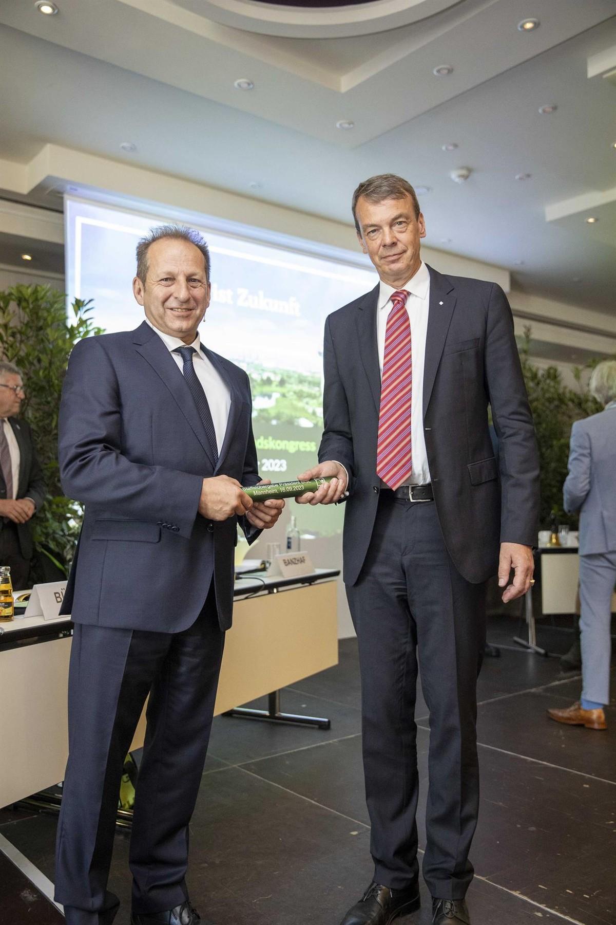 „Staffelstabübergabe“ der BGL-Präsidenten: Der ehemalige BGL-Präsident Lutze von Wurmb (li.) übergibt an seinen Nachfolger Thomas Banzhaf. | Foto: Bernhard Kreutzer/BGL
