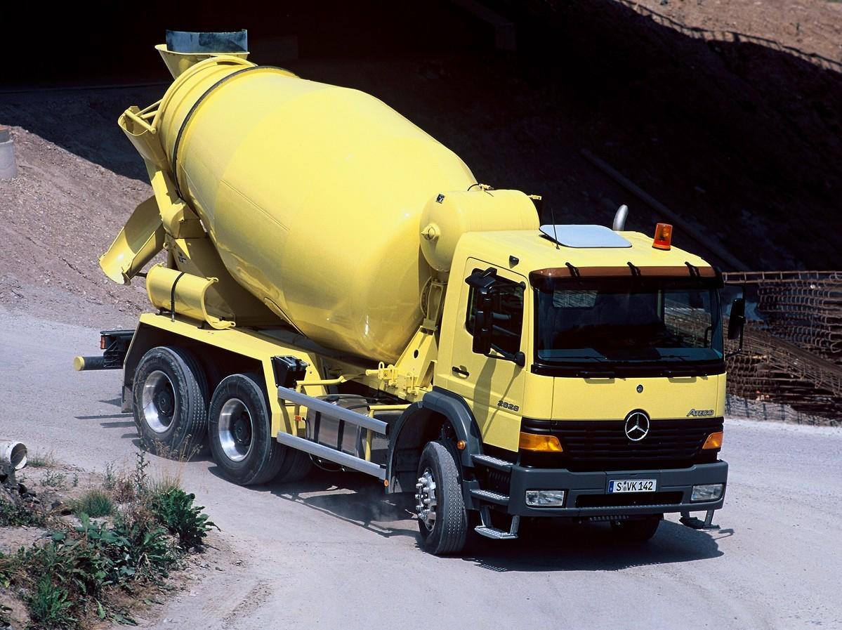 1998 baute Mercedes-Benz diesen gelblackierten Atego 2628 als Fahrmischer auf. | Foto: Daimler Truck AG
