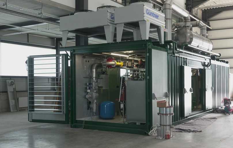 In der Produktionshalle werden aus leeren Metallcontainern mobile Heizzentralen – ein neuer Geschäftszweig des Familienunternehmens Werr & Ludwig. Es ging aus einem klassischen Heizung-Lüftung-Sanitär-Betrieb hervor, gegründet 1965, und hat heute 80 Mitarbeiter. | Foto: Klaus W. König In der Produktionshalle werden aus leeren Metallcontainern mobile Heizzentralen – ein neuer Geschäftszweig des Familienunternehmens Werr & Ludwig. Es ging aus einem klassischen Heizung-Lüftung-Sanitär-Betrieb hervor, gegründet 1965, und hat heute 80 Mitarbeiter. | Foto: Klaus W. König