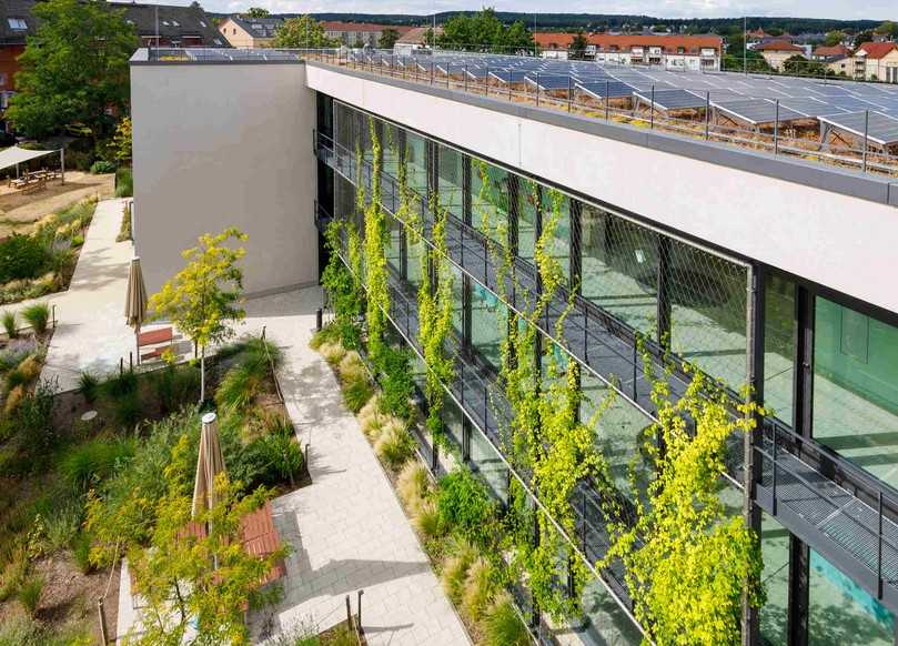 Der Kindergarten „Pieschner Kinderinsel“ in Dresden wurde zur „BuGG-Gesamtbegrünung des Jahres 2025“ gewählt. | Foto: Blaurock Landschaftsarchitektur/Christoph Reichelt Der Kindergarten „Pieschner Kinderinsel“ in Dresden wurde zur „BuGG-Gesamtbegrünung des Jahres 2025“ gewählt. | Foto: Blaurock Landschaftsarchitektur/Christoph Reichelt
