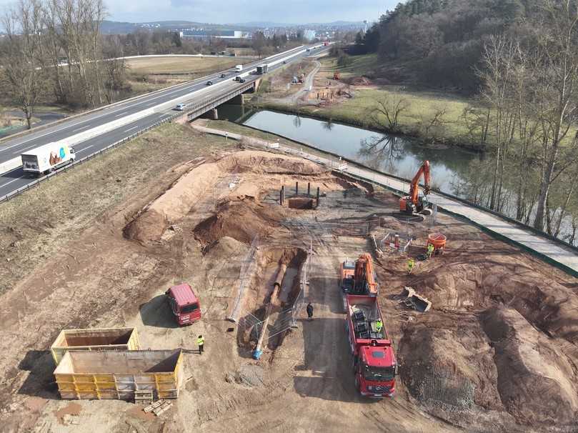 Die Baugruben befanden sich in nächster Nähe zur Autobahn. | Foto: Flüssigboden Engineering Die Baugruben befanden sich in nächster Nähe zur Autobahn. | Foto: Flüssigboden Engineering