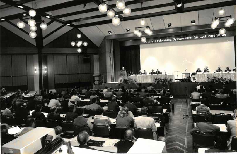 450 Teilnehmer beim
internationalen Symposium
der Firma Rausch im Jahre 1995 | Foto: Rausch GmbH 450 Teilnehmer beim
internationalen Symposium
der Firma Rausch im Jahre 1995 | Foto: Rausch GmbH