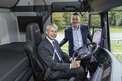 Besuch bei MAN: Bundesverkehrsminister Bilger wirbt für mehr E-Lkw