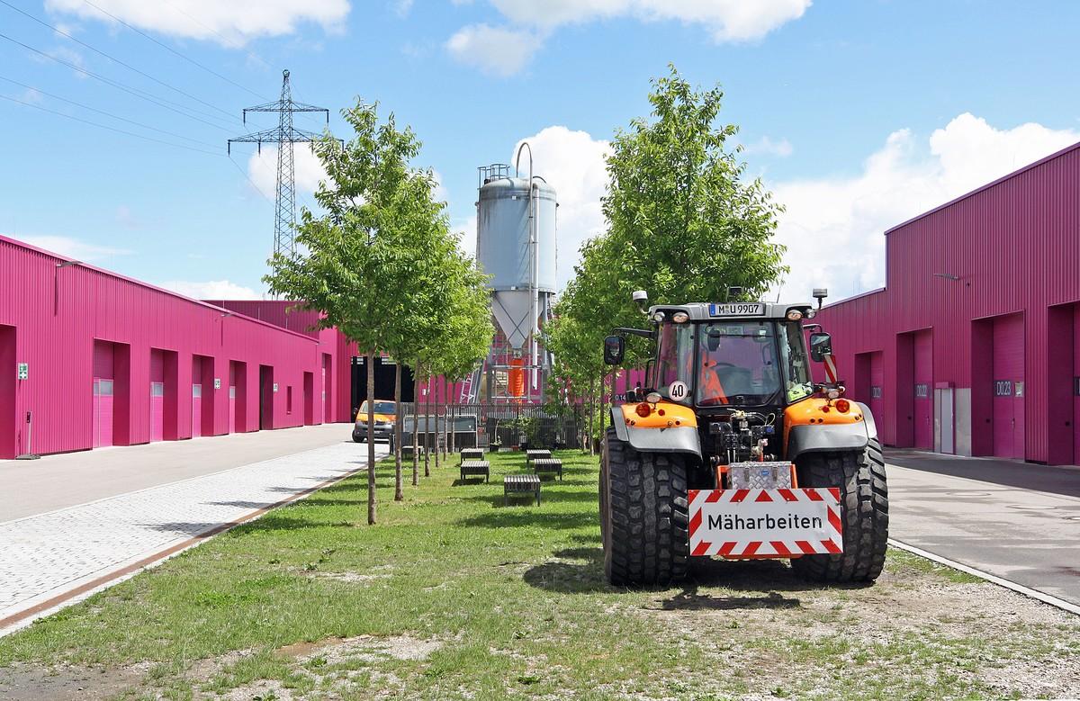 Auf 14.000 Quadratmetern ist 2023 der zentrale Bauhof der Gemeinde Unterföhring entstanden. Die Funktionsbereiche gruppieren sich um einen begrünten Innenhof. | Foto: Pellenc Auf 14.000 Quadratmetern ist 2023 der zentrale Bauhof der Gemeinde Unterföhring entstanden. Die Funktionsbereiche gruppieren sich um einen begrünten Innenhof. | Foto: Pellenc