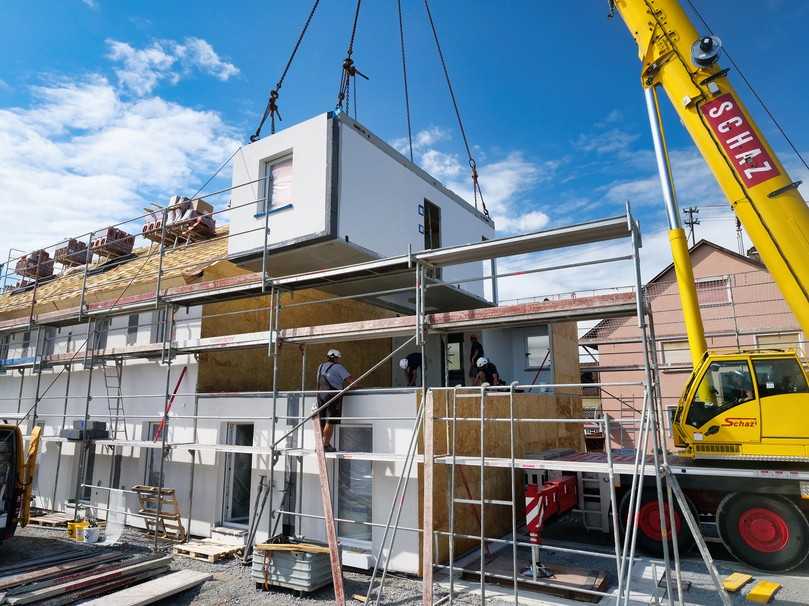 Die Innenwände sind bereits ab Werk integriert und mit passgenauen Türaussparungen versehen. Im Vorfeld erstellte, standardisierte statische Berechnungen beschleunigen den Genehmigungsprozess für Gebäude bis zur Gebäudeklasse 3 deutlich. | Foto: Dennert