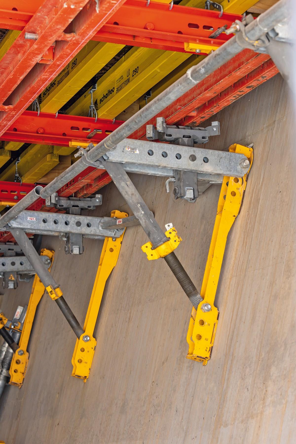 Schnelles Ausschalen: Die Schubladenschalung lagert seitlich auf Wandlagern mit Rollen-Fallkopf auf. | Foto: PERI Deutschland