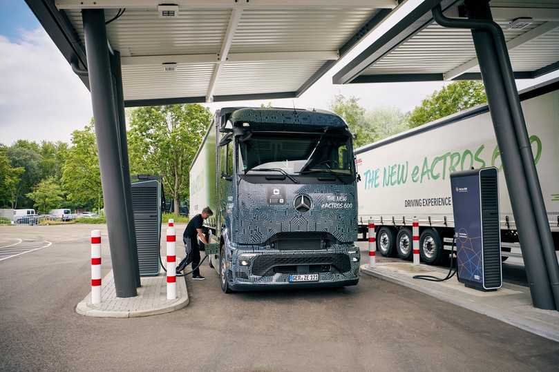 Boxenstopp: Das Aufladen der Fahrakkus erfolgt noch per CCS-Stecker mit maximal 400 kW. | Foto: Daimler Truck AG Boxenstopp: Das Aufladen der Fahrakkus erfolgt noch per CCS-Stecker mit maximal 400 kW. | Foto: Daimler Truck AG