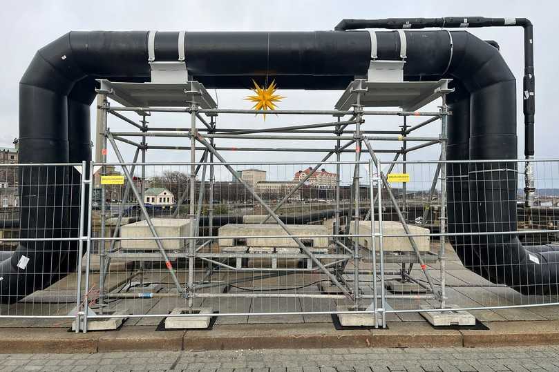 Um die Verkehrseinschränkungen so gering wie möglich zu halten, brachten Mitarbeiter von Ludwig Pfeiffer die vorbereiteten 8 Meter langen und 3 Meter hohen Dehnbögen in Nachtschichten an, als die Straßenbahn ohnehin Betriebspause hatte. | Foto: Ludwig Pfeiffer Hoch- und Tiefbau