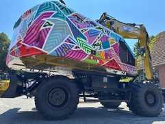 Wenn ein Street-Art-Künstler einen 28-Tonnen-Bagger lackiert