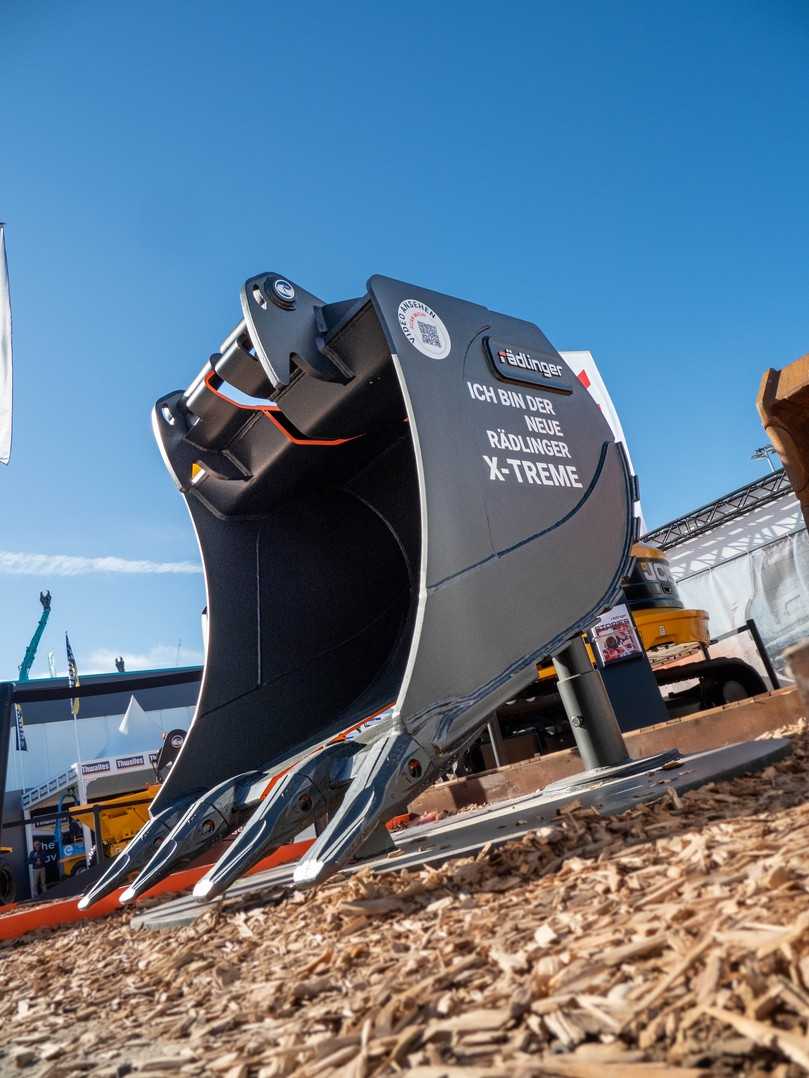 Der Tieflöffel "X-Treme" kann auf der RecyclingAKTIV & TiefbauLIVE in einer aufklappbaren Variante direkt mit dem Tieflöffel "Standard" verglichen werden. | Foto: Rädlinger Der Tieflöffel "X-Treme" kann auf der RecyclingAKTIV & TiefbauLIVE in einer aufklappbaren Variante direkt mit dem Tieflöffel "Standard" verglichen werden. | Foto: Rädlinger