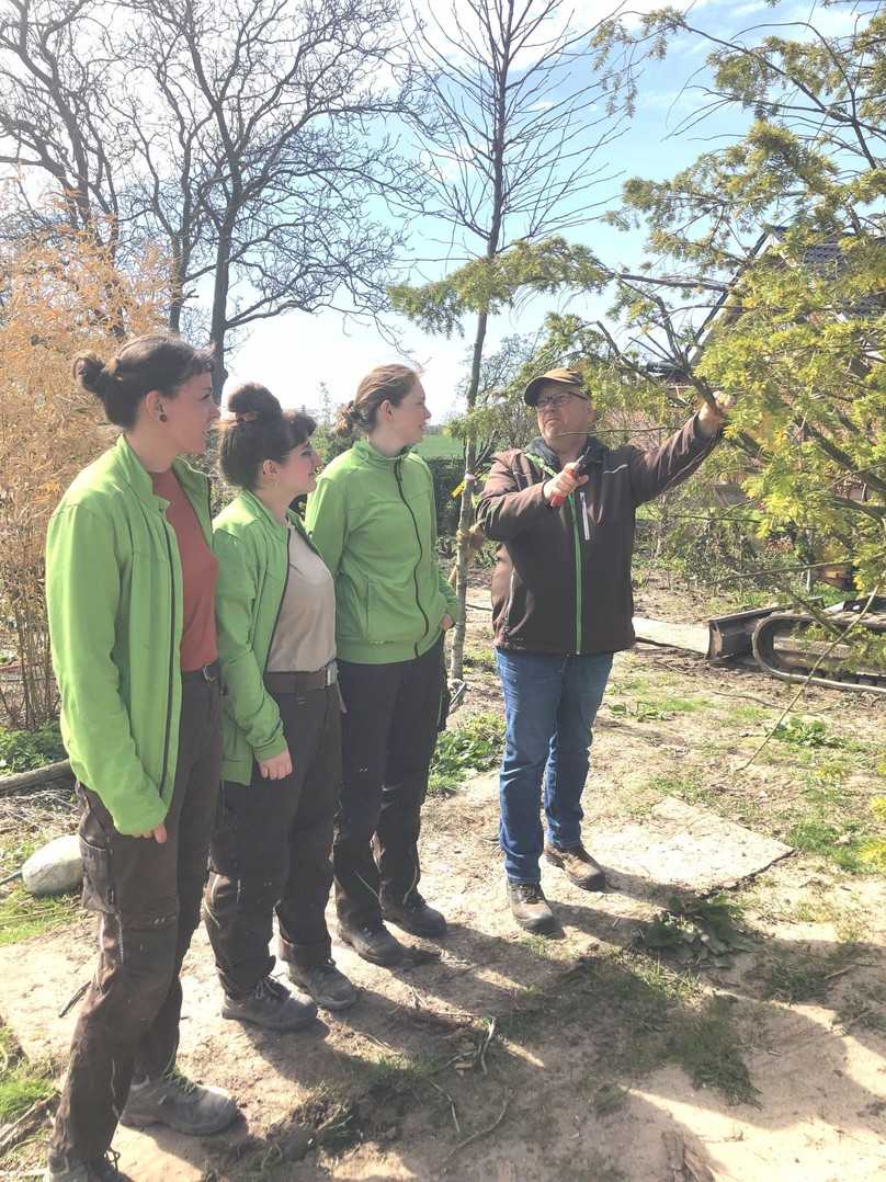 Nutzt jede Gelegenheit, seine Auszubildenden im fachkundigen Umgang mit Pflanzen zu schulen: Klaaß Plagmann, Geschäftsführer und Ausbilder bei Gaerten von Hoerschelmann. | Foto: FGL S-H
