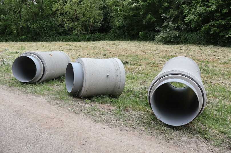 Das innenliegende PVC-U-Rohr beugt durch die glatte Wandung Ablagerungen und Korrosion vor und sorgt für eine gute Hydraulik, während die äußere Betonhülle hohe Stabilität mit sich bringt. | Foto: P.V. Betonfertigteilwerke GmbH