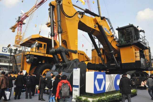Ein bisschen fühlte man sich an den Liebherr-Messestand auf der Bauma in München erinnert. XCMG zeigte, wir können das auch. Ein riesiger Dumptruck mit zugehörigem Miningbagger unterstreicht die Ambitionen des großen chinesischen Herstellers. | Foto: bi-Gr Ein bisschen fühlte man sich an den Liebherr-Messestand auf der Bauma in München erinnert. XCMG zeigte, wir können das auch. Ein riesiger Dumptruck mit zugehörigem Miningbagger unterstreicht die Ambitionen des großen chinesischen Herstellers. | Foto: bi-Gr