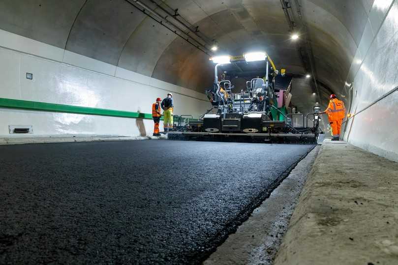 Der Vögele Radfertiger der neuen Generation hat sich bei der Fahrbahnsanierung im Mont-Blanc-Tunnel bewährt. | Foto: Wirtgen Group Der Vögele Radfertiger der neuen Generation hat sich bei der Fahrbahnsanierung im Mont-Blanc-Tunnel bewährt. | Foto: Wirtgen Group