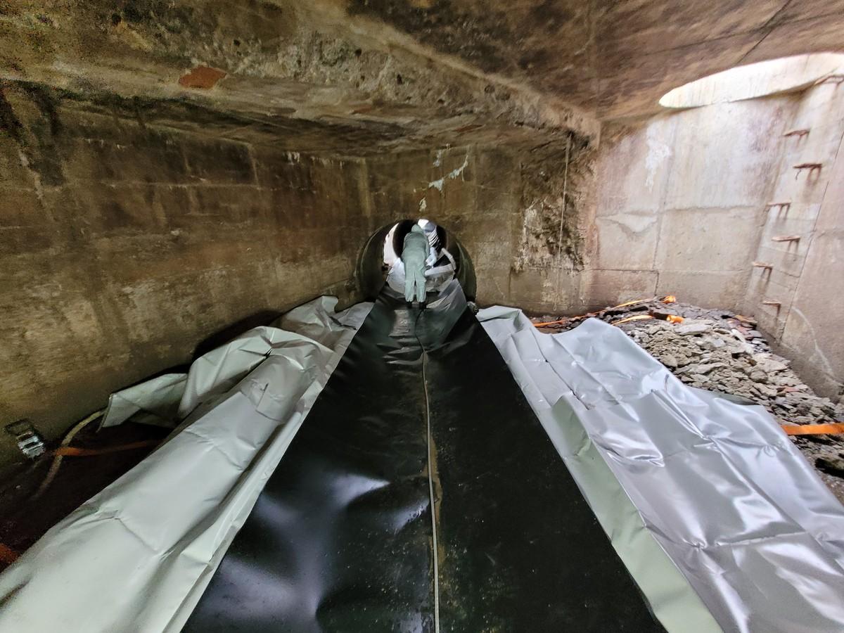 Blick in eines der beiden Sonderbauwerke: Die Gleitfolie liegt auf den Planen, aus denen die Stützkappen für den Liner hergestellt wurden. | Foto: Aarsleff Blick in eines der beiden Sonderbauwerke: Die Gleitfolie liegt auf den Planen, aus denen die Stützkappen für den Liner hergestellt wurden. | Foto: Aarsleff