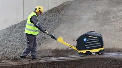 Emissionsfrei im Garten: Bomag zeigt die Zukunft der Verdichtungstechnik