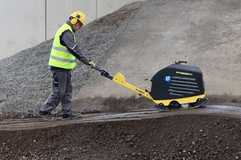 Emissionsfrei im Garten: Bomag zeigt die Zukunft der Verdichtungstechnik