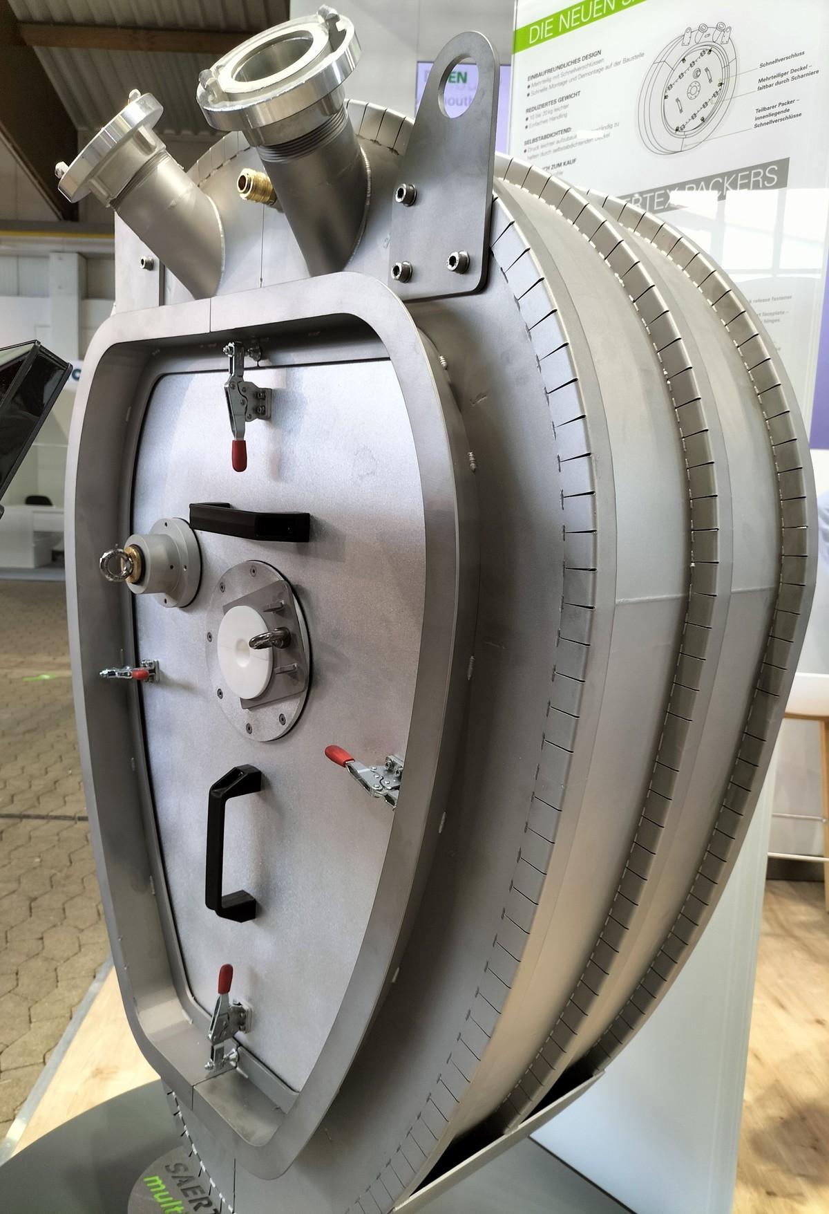 Mit Schnell- statt Schraubverschlüssen ist der neue Packer von Saertex für Kreis- und Ei-Profile von DN 150 bis DN 1800 ausgestattet. | Foto: B_I/Valdix Mit Schnell- statt Schraubverschlüssen ist der neue Packer von Saertex für Kreis- und Ei-Profile von DN 150 bis DN 1800 ausgestattet. | Foto: B_I/Valdix