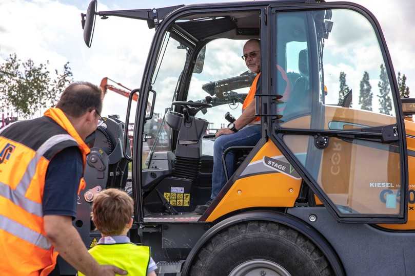 Der kleine Sohn eines Kollegen ist von den Fahrkünsten des Poliers Peter B. auf dem Giant G5000 begeistert und will, wie sein Papa, vieles wissen. | Foto: Coreum Der kleine Sohn eines Kollegen ist von den Fahrkünsten des Poliers Peter B. auf dem Giant G5000 begeistert und will, wie sein Papa, vieles wissen. | Foto: Coreum