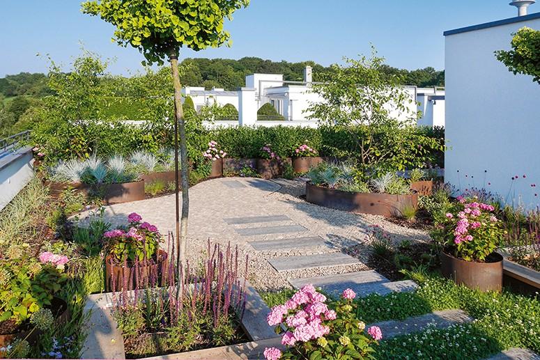 Kleine Gätrten können sich zu kleinen Oasen entwickeln. | Foto: Callwey