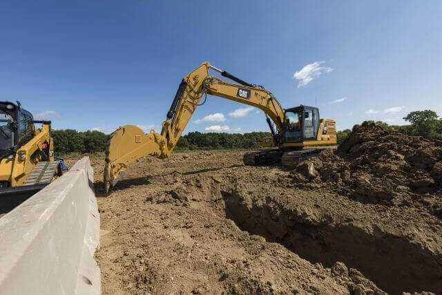 Der neue Cat 320 verspricht hochproduktives, aber verbrauchsarmes Arbeiten. Beim Gräben ziehen und Planien erstellen hilft die ab Werk integrierte 2D-Baggersteuerung mit so sinnvollen Funktionen wie der elektronischen Schwenkbegrenzung (E-Fence). | Foto: Caterpillar