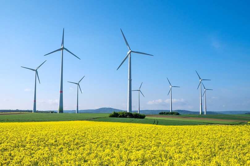 Regenerative Energie wird dezentral erzeugt und erfordert einen umfassenden Ausbau der Stromnetze. | Foto: elxeneize - istockphoto.com