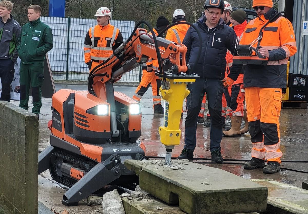 Die Fernbedienung des DXR 95 hatten die Auszubildenden schnell im Griff. "Besser als mit dem Bagger", so der allgemeine Tenor. | Foto: B_I/bb Die Fernbedienung des DXR 95 hatten die Auszubildenden schnell im Griff. "Besser als mit dem Bagger", so der allgemeine Tenor. | Foto: B_I/bb