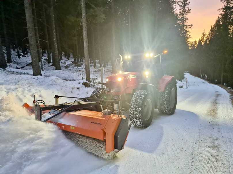 Die Maschine ist wegen verschiedener Kehrwalzen für jede Anwendung einsetzbar. | Foto: Kersten Arealmaschinen Die Maschine ist wegen verschiedener Kehrwalzen für jede Anwendung einsetzbar. | Foto: Kersten Arealmaschinen
