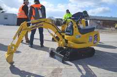 Bringt Komatsu neue Elektro-Mikrobagger nach Europa?