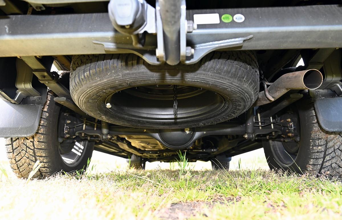 Robuster Leiterrahmen und stabile Hinterachse an Blattfedern erlauben fast eine 1 t Zuladung. | Foto: B_I/ Hausmann Robuster Leiterrahmen und stabile Hinterachse an Blattfedern erlauben fast eine 1 t Zuladung. | Foto: B_I/ Hausmann