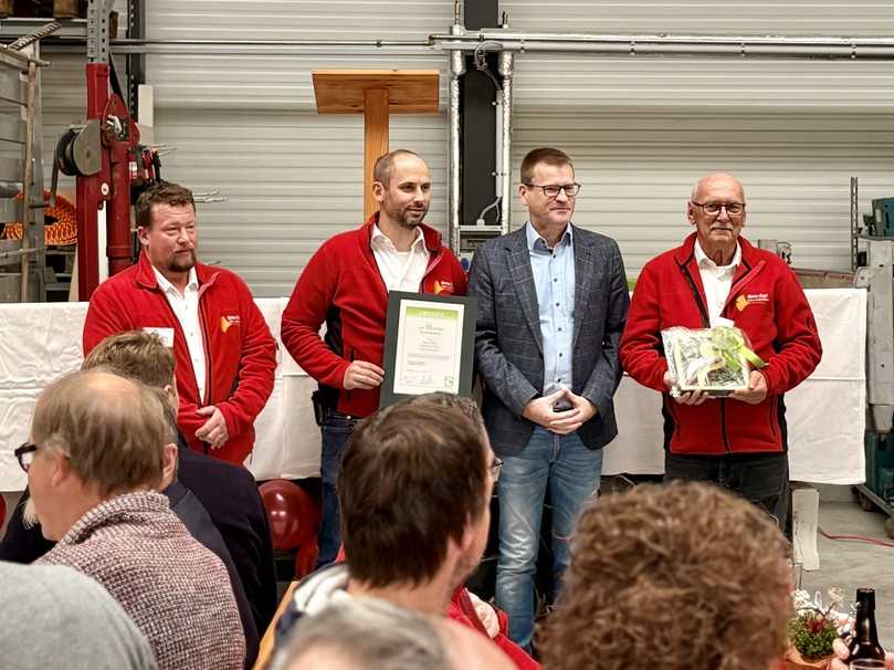 Christoph Dahners (3. v. l.), Vizepräsident des VGL Bayern, bei der Auszeichnung für Benno Zapf für ihr 30-jähriges Firmenjubiläum. Die Geschäftsführer Christian Kurth (links), Oliver Zapf (2. v. l.) und Benno Zapf (4. v. l.) freuen sich über die Anerkennung in Form eines Keramik-Signums und einer Ehrenurkunde. | Foto: Thorsten Heussinger