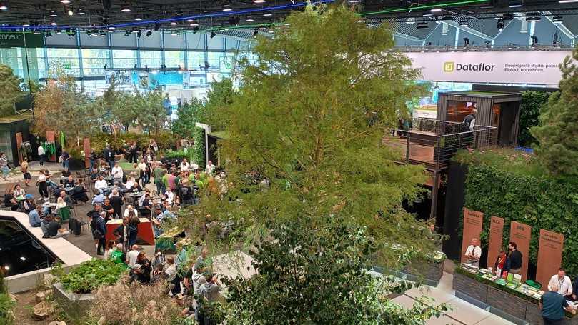 „Zukunft grüner Lebensräume" auf der GaLaBau 2026 in Nürnberg: ein Mini-Stadtquartier als Messestand des Bundesverbandes Garten-, Landschafts- und Sportplatzbau (BGL). | Foto: B_I MEDIEN/Budde
