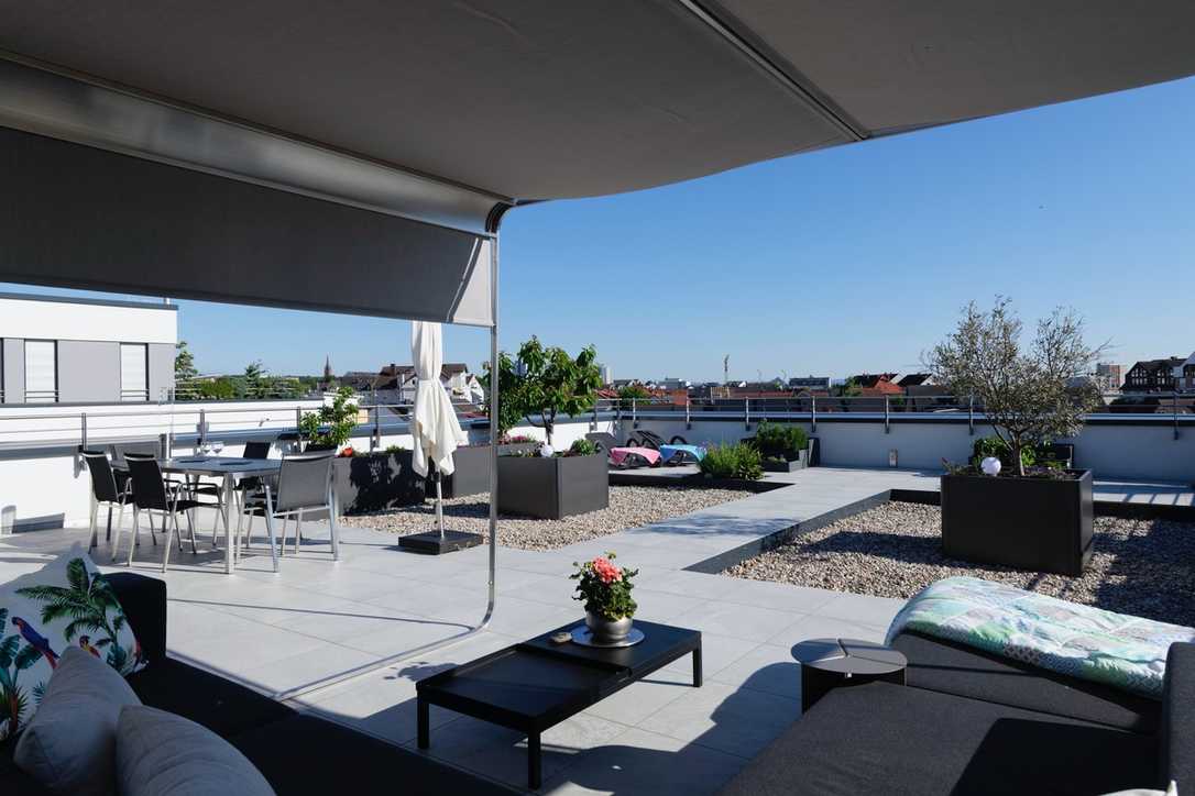 Aufgestelzte Systeme: Gutjahr bietet sichere Lösungen für schwierige Außenbeläge Aufgestelzte Systeme: Gutjahr bietet sichere Lösungen für schwierige Außenbeläge