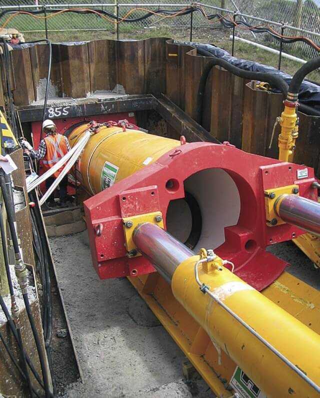 Abb. 3: Möglicher Einsatz des Easy Pipe Verfahrens aus einer oberflächennahen Baugrube heraus (Foto zeigt konventionellen Rohrvortrieb).