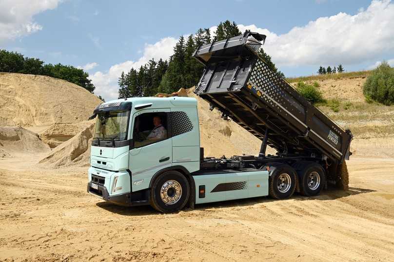 Das Abladen nach hinten oder zur Seite funktioniert dank Meiller-Funkfernsteuerung i.s.a.r.-control auch von außen. | Foto: FH