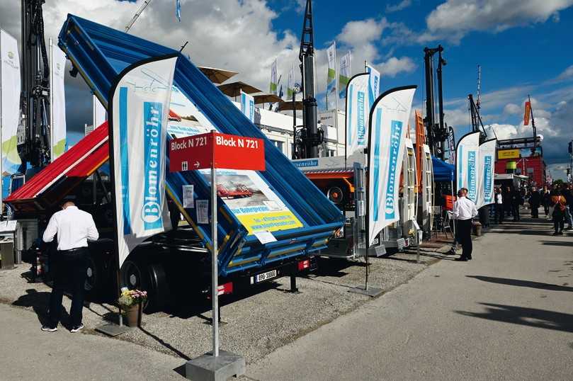 Bei Blomenröhr bildete ein Tandem-Dreiseitenkipper mit niedriger Ladehöhe für 18 t das Messe-Highlight auf der Bauma 2022. | Foto: QUATEX Bei Blomenröhr bildete ein Tandem-Dreiseitenkipper mit niedriger Ladehöhe für 18 t das Messe-Highlight auf der Bauma 2022. | Foto: QUATEX