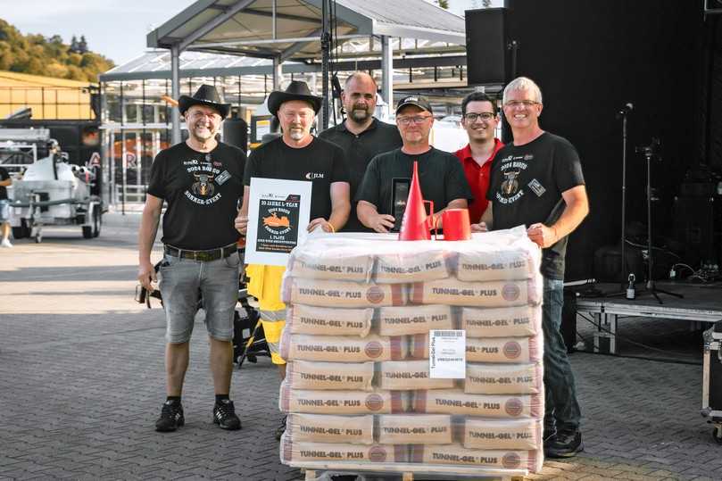 Siegerehrung des Bohrwettbewerbs: Torsten Mickel, GF L-Team Baumaschinen GmbH, das Bohrteam der Firma Tiefbau Jorgensen & Schmidt, Bent Lyneborg Jensen Baraviec (Ortung), Peter Jorgensen (GF), Rene Valentin Jensen (Pilot), Ferenc Kriwitzki (Cebo Holland), Horst Laubach, GF L-Team Baumaschinen GmbH | Foto: L-Team Siegerehrung des Bohrwettbewerbs: Torsten Mickel, GF L-Team Baumaschinen GmbH, das Bohrteam der Firma Tiefbau Jorgensen & Schmidt, Bent Lyneborg Jensen Baraviec (Ortung), Peter Jorgensen (GF), Rene Valentin Jensen (Pilot), Ferenc Kriwitzki (Cebo Holland), Horst Laubach, GF L-Team Baumaschinen GmbH | Foto: L-Team