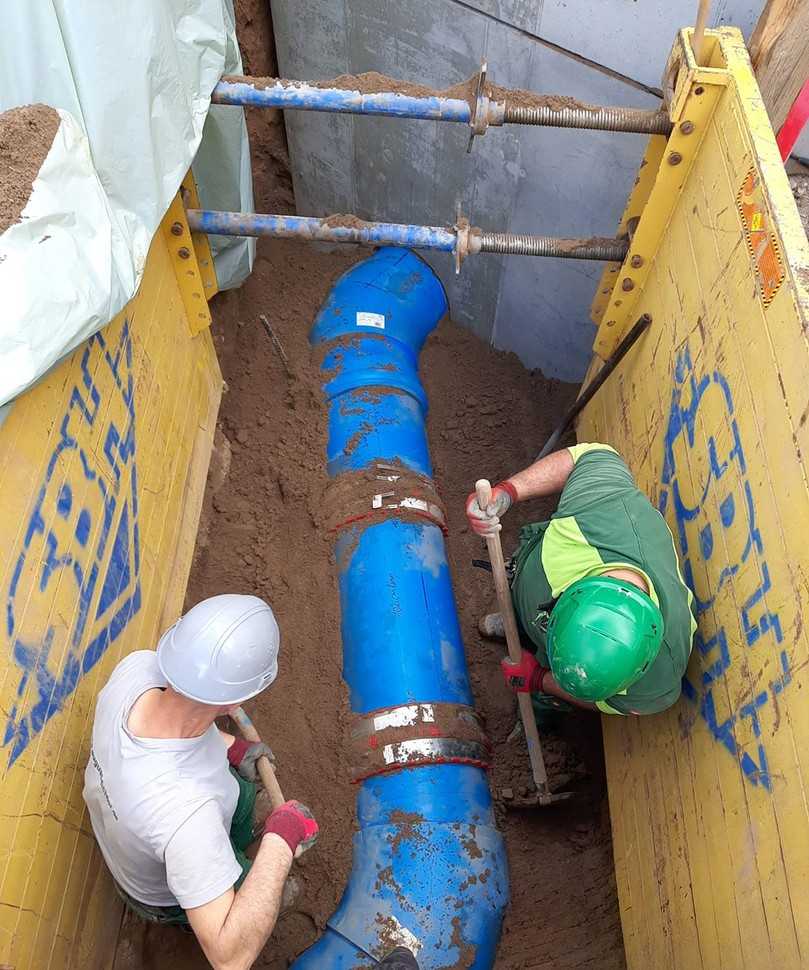 Das Pipe2Pipe-Kanalrohrsystem umfasst auch Formteile, wie die hier im Bild zu sehenden Bögen. Ebenfalls zum Einsatz kommen in Heidelberg VPC-Rohrkupplungen von Funke. | Foto: Funke Kunststoffe