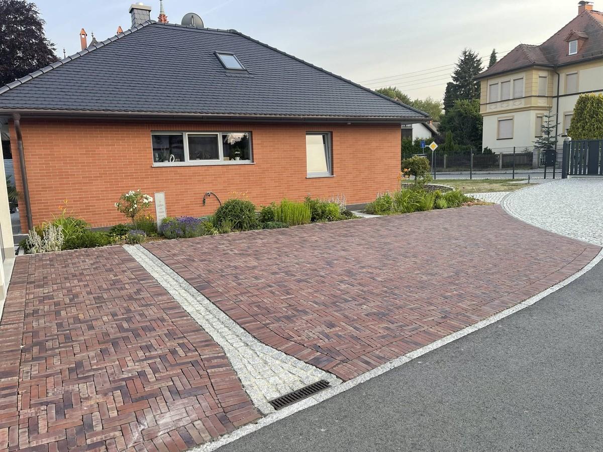 „Ich bin totaler Klinkerfan“, offenbart GaLaBauer Thomas Schulz. Er weiß, worauf es ankommt und was er vom Hersteller Vandersanden schon seit vielen Jahren in der Zusammenarbeit bekommt. „Es werden viele Sonderformate eingesetzt, die Mitbewerber nicht haben: Zum Beispiel das Milano O. in 300x100 Millimetern, ein hochspezieller Pflasterklinker. Oder das niederländische Riegelformat, überhaupt sehen die niederländischen Formate sehr edel aus.“ | Foto: Vandersanden